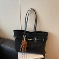 Borsa tote minimalista in pelle nera con ciondolo a forma di orsetto marrone e fibbia argento - Nero con ciondolo