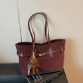 Elegante borsa tote in pelle bordeaux con ciondolo a forma di orso per la moda autunno inverno - Rosso Vino Con Pendente