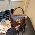 Borsa a tracolla trapuntata marrone scuro con elegante chiusura a girello dorata - Marrone
