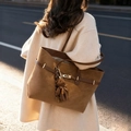 Borsa tote vintage marrone caramello in pelle opaca con lucchetto e ciondolo a orsetto - Marrone con ciondolo