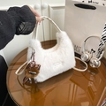 Borsa a mano in finta pelliccia bianca con etichetta testo e ciondolo peluche - Bianco con ciondolo