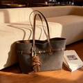 Borsa tote in camoscio marrone con manici in pelle e ciondolo orsetto sul divano - Caffè con Ciondolo