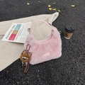 Borsa a mano in peluche rosa con ciondolo orsetto marrone e morbida pelliccia ecologica - Rosa con ciondolo