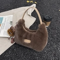Borsa tote in ecopelliccia marrone con manici in pelle ed etichetta decorativa love - Caffè con Ciondolo