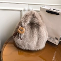 Bolso cubo de piel sintética marrón claro con un tierno colgante de monstruito - Caqui Con Colgante