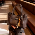 Borsa a secchiello marrone scuro in pelle testurizzata con nappa di perline di legno - Caffè con Ciondolo