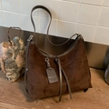Borsa hobo in pelle scamosciata caffè con etichette in vera pelle e finitura vintage - Marrone