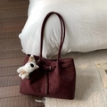 Détail du sac cabas en cuir bordeaux avec une longue anse et un porte-clé chiot en peluche - Rouge avec Pendentif