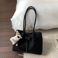 Détail du cabas noir minimaliste avec boucle et charmant pendentif d'ours en peluche - Noir avec pendentif