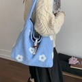 Borsa tote in peluche azzurra con motivi floreali bianchi e chiusura con alamari - Blu