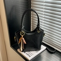 Minimalistische schwarze Eimertasche aus Kunstleder mit Perlenanhänger und Rundgriff - Schwarz