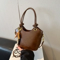 Dunkelbraune Beuteltasche aus Kunstleder mit Perlenanhänger und Knotengriff-Design - Braun