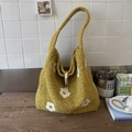 Borsa tote in peluche giallo senape con ricami floreali bianchi e chiusura a cordoncino - Giallo