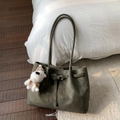 Dettaglio della borsa tote in pelle scamosciata verde oliva con fibbia e ciondolo peluche - Con ciondolo / Verde oliva