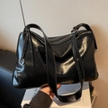 Bolso tote de cuero negro brillante con anillo plateado y gran capacidad total - Negro