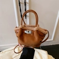 Bolso de ante marrón con ribete de pelo beige y cierre giratorio metálico plateado - Marrón