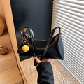 Elegante schwarze PU-Ledertasche mit goldenen Beschlägen und weichem Plüsch-Anhänger - Schwarz mit Anhänger