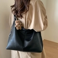 Borsa tote retrò in pelle nera con ciondolo a forma di orso in scena di trasporto a spalla - Con Ciondolo / Nero