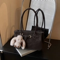 Grande borsa tote marrone scuro con ciondolo a coniglio e cuciture bianche a contrasto - Con Ciondolo / Caffè (Con Ciondolo in Peluche)
