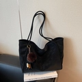 Grand sac cabas noir avec pompon vintage en fausse fourrure et breloque en bois - Avec Pendentif / Noir