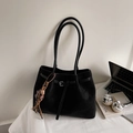 Bolso tote negro minimalista de ante con hebilla plateada y colgante de flecos - Negro con colgante