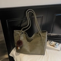 Sac fourre-tout vert olive en cuir mat avec pendentif pompon marron pour femme - Avec Pendentif / Vert