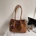 Bolso tote de ante color caramelo con colgante de oso y borla en escritorio de oficina - Marrón con colgante