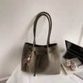 Bolso tote verde oliva de cuero PU mate con hebilla decorativa y colgante de animalito - Verde con Colgante