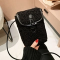 Borsa porta cellulare nera in pile con fibbia in corno e tracolla in pelle fine - Nero