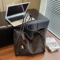 Grand sac cabas rétro marron foncé avec pompon décoratif dans un décor de bureau - Avec Pendentif / café