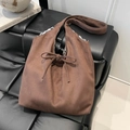 Borsa tote in camoscio testa di moro con fiocco e fodera interna a quadri bianchi e neri - Marrone