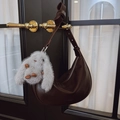 Borsa hobo a mezzaluna in pelle marrone con ciondolo a coniglio e tracolla con nodo - Caffè Ebano con Pendente