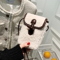Borsa a tracolla in shearling color crema con finiture in pelle marrone e bottone - Bianco