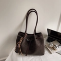 Bolso tote retro de ante marrón oscuro con hebilla metálica y colgante de cuentas decorativas - Café con Colgante