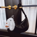 Borsa sottobraccio chic nera a mezzaluna con ciondolo di peluche bianco e fibbie argento - Nero con ciondolo