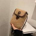 Borsa a tracolla marrone in ecopelliccia con chiusura ad alamaro per cellulare - Cachi
