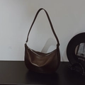 Elegante borsa a spalla a mezzaluna in finta pelle marrone scuro con cerniera argentata - Marrone Ardente senza Ciondolo