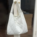Dettaglio della trama trapuntata a onde bianche e del tessuto in nylon della borsa - Bianco Sporco