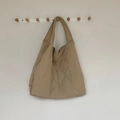 Dettaglio della borsa tote trapuntata kaki con texture a onde su tessuto di nylon - Cachi