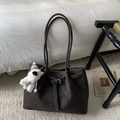 Grand sac fourre-tout en daim marron foncé avec de longues bretelles et un petit chien - Café avec Pendentif