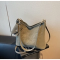 Gros plan sur un cabas en daim vert olive avec logo doré et petite pochette latérale - Vert