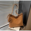 Détail d'un sac cabas vintage marron avec mini pochette amovible et logo doré élégant - Marron