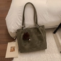 Olijfgroene suède shopper met bruine pompon bedel en grote schouderbanden - Groen met Hanger