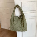 Borsa tote trapuntata in nylon verde erba con cuciture a onda appesa alla porta - Verde