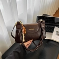 Dunkelbraune Retro-Lederhandtasche mit gewebtem Riemen und Holzperlen-Deko - Braun
