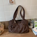 Borsa tote in camoscio testa di moro con borchie argentate e ciondolo a stella vintage - Caffè (Con Ciondolo)