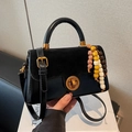 Elegante borsa a mano vintage nera con patta in pelle scamosciata e ciondolo - Nero con ciondolo