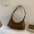 Borsa hobo retrò in pelle marrone scuro con borchie argentate e tracolla regolabile - Marrone