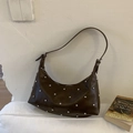 Borsa hobo vintage marrone con rivetti argentati e tracolla regolabile elegante - Marrone