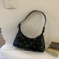 Borsa hobo nera a mezzaluna con borchie argentate e morbida trama in pelle da donna - Nero